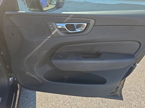 Certified 2022 Volvo XC60 B5 Momentum w/ Climate Package image 11