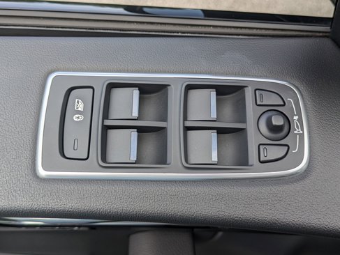 Used 2020 Jaguar F-PACE Premium image 22