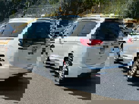 Used 2020 Chrysler Pacifica Touring-L image 3