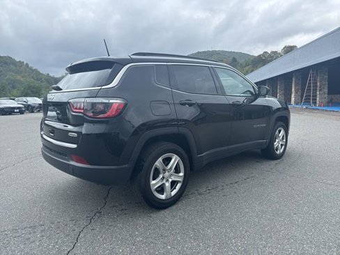 Used 2023 Jeep Compass Latitude image 5