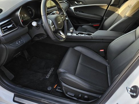 Used 2025 Genesis G70 2.5T image 17
