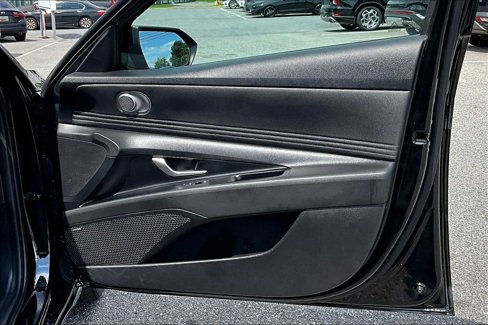 Used 2023 Hyundai Elantra Limited image 22