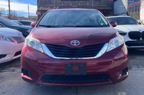 Used 2014 Toyota Sienna LE image 1