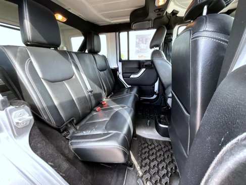 Used 2015 Jeep Wrangler Unlimited Rubicon w/ Connectivity Group image 18
