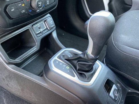 Used 2021 Jeep Renegade Latitude image 18