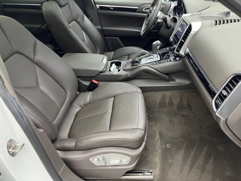 Used 2017 Porsche Cayenne Platinum Edition image 37