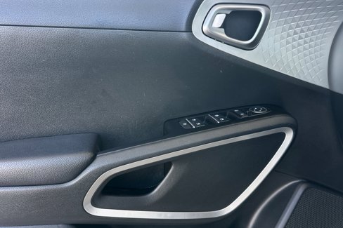 Used 2023 Kia Soul LX w/ LX Technology Package image 11