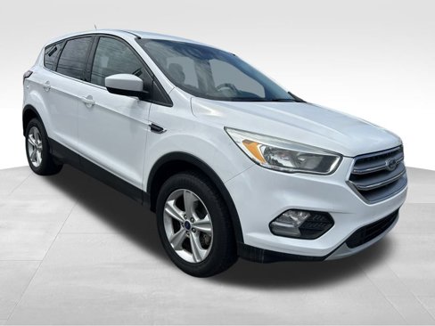 Used 2017 Ford Escape SE image 3