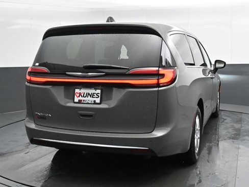 Used 2023 Chrysler Pacifica Touring-L image 4