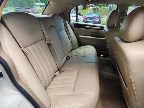 Used 2006 Lincoln Town Car Signature image 9