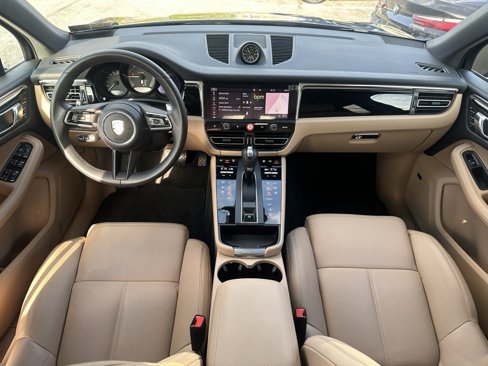 Certified 2025 Porsche Macan image 17