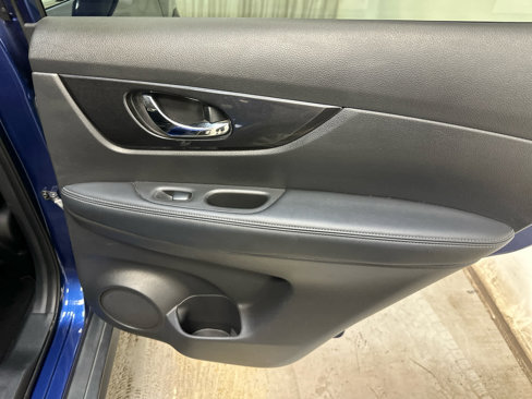 Used 2020 Nissan Rogue SV image 29