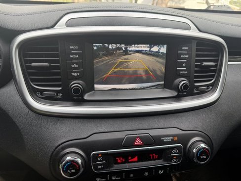 Used 2019 Kia Sorento LX image 9