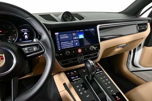 Certified 2025 Porsche Macan image 13