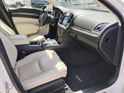 Used 2017 Chrysler 300 C image 17