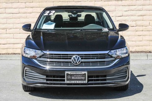 Used 2022 Volkswagen Jetta SE image 2