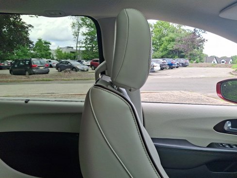 Used 2017 Chrysler Pacifica Limited image 13