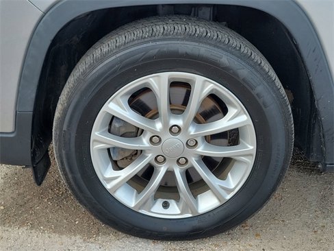 Used 2019 Jeep Cherokee Latitude w/ Popular Appearance Group image 30