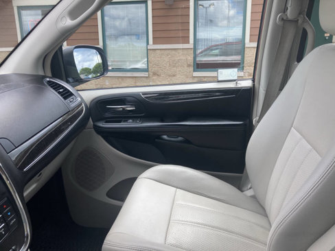 Used 2013 Chrysler Town & Country Touring-L w/ Premium Group image 17