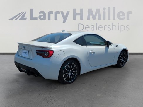 Used 2017 Toyota 86 image 5