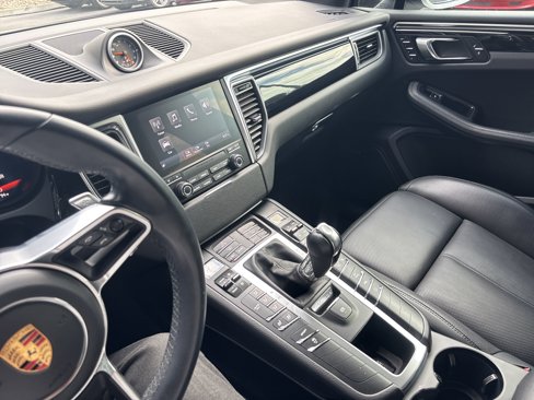 Certified 2018 Porsche Macan image 20