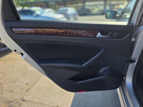 Used 2013 Volkswagen Passat 2.5 SEL Premium image 11