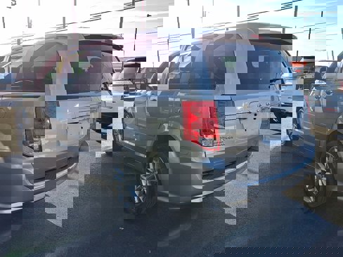 Used 2016 Dodge Grand Caravan SE image 4