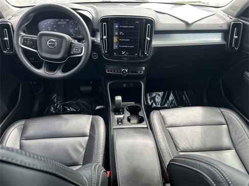 Used 2022 Volvo XC40 T4 Momentum image 14
