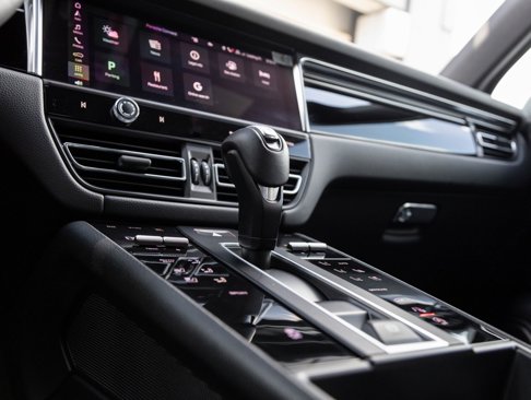 Certified 2024 Porsche Macan image 28