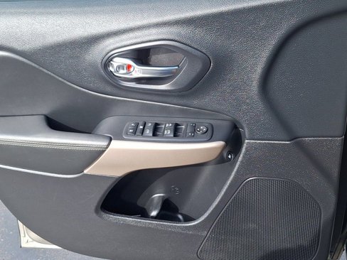 Used 2017 Jeep Cherokee Limited image 9