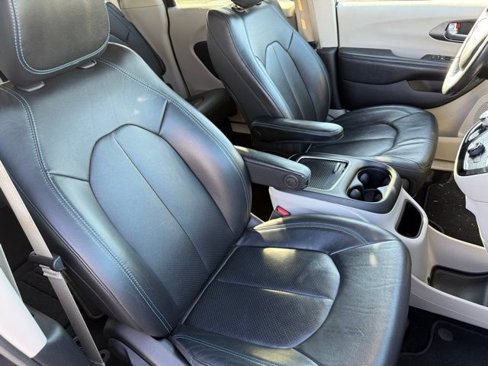 Used 2021 Chrysler Pacifica Touring-L image 17