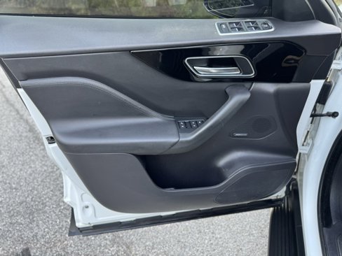 Used 2018 Jaguar F-PACE Premium image 10