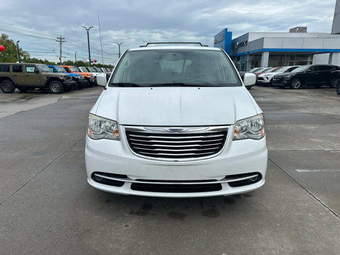 Used 2016 Chrysler Town & Country Touring image 3