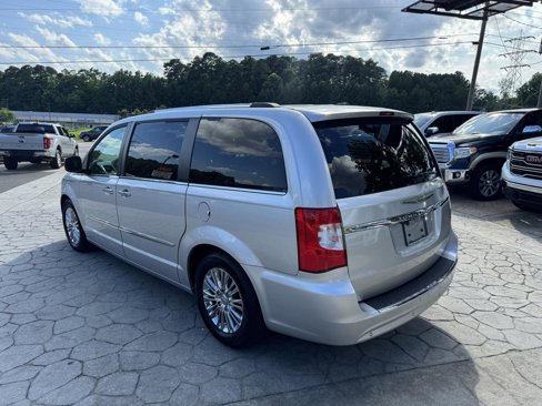 Used 2011 Chrysler Town & Country Limited image 11