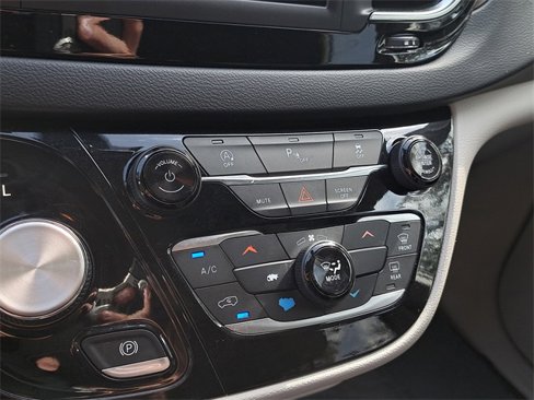 Used 2020 Chrysler Voyager L image 29