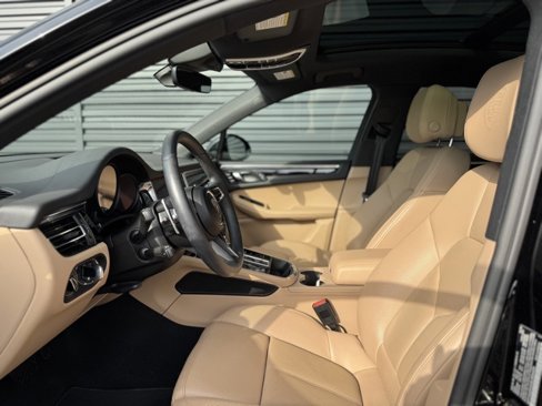 Certified 2025 Porsche Macan image 5