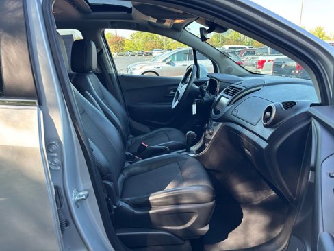 Used 2016 Chevrolet Trax LT w/ LT Sun and Sound Package image 18