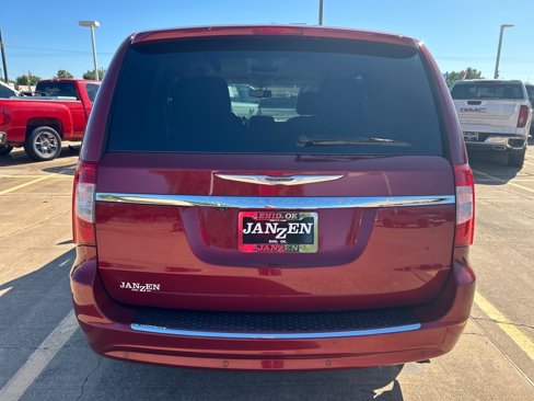Used 2013 Chrysler Town & Country Touring image 6