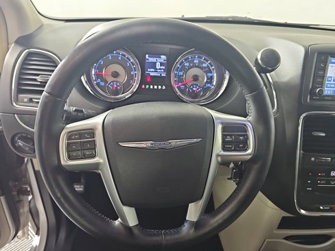 Used 2012 Chrysler Town & Country Touring image 14