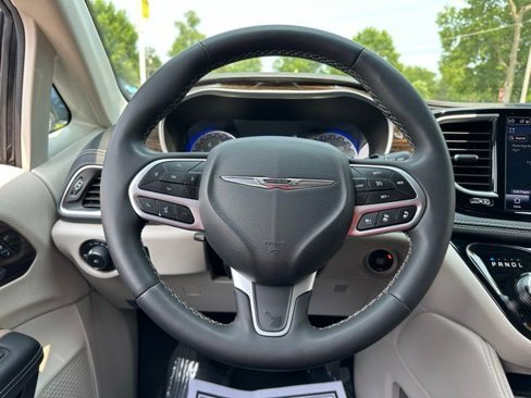 Used 2023 Chrysler Pacifica Limited image 32