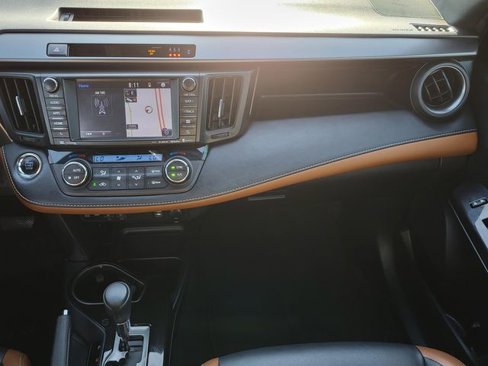 Used 2018 Toyota RAV4 SE image 17