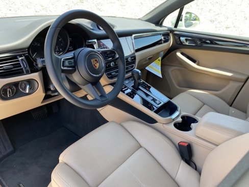 Certified 2025 Porsche Macan image 4