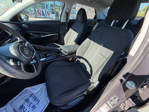 Used 2022 Hyundai Elantra SE image 11