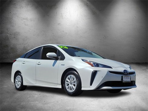 Used 2021 Toyota Prius LE image 2