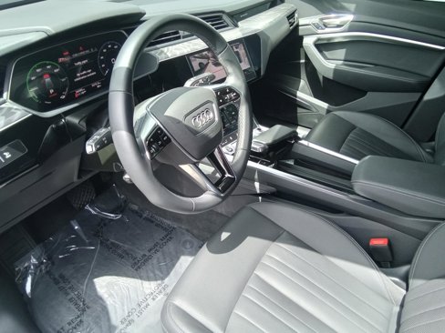 Certified 2022 Audi e-tron Premium Plus w/ Premium Plus Package image 17