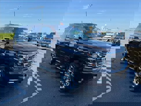 Used 2018 Chevrolet Suburban Premier image 2