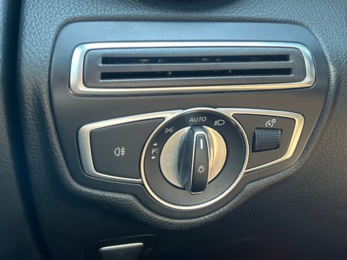 Used 2018 Mercedes-Benz GLC 300 4MATIC w/ Multimedia Package image 21