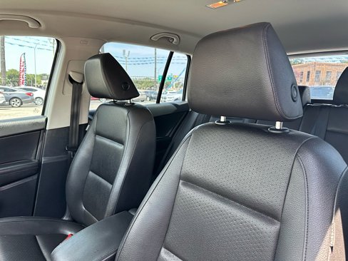 Used 2017 Volkswagen Tiguan S image 10