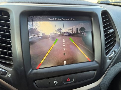 Used 2018 Jeep Cherokee Limited image 18