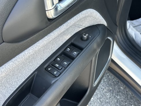 Used 2024 Jeep Compass Latitude image 15